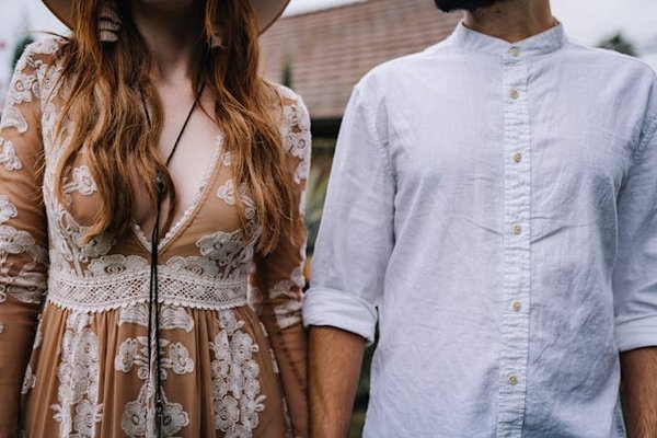 Comment choisir des vêtements en dentelle pour un look romantique mais moderne?