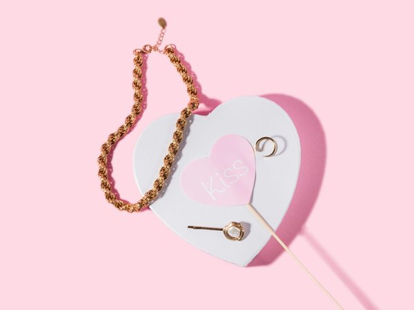 Comment choisir des colliers longs pour une tenue décontractée?